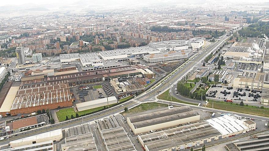 Vista aérea de la ciudad de Vitoria desde un globo; al lado, público en el congresao de ayer en el Palacio Europa y, debajo, César Moñux, Ramiro González y Gorka Urtaran. | FOTO: C.B./PILAR BARCO