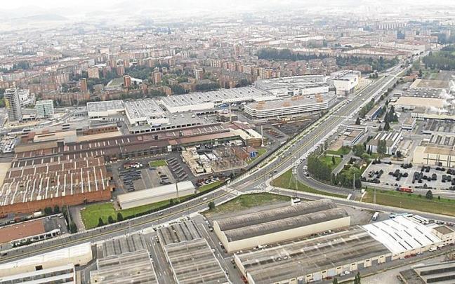 Vista aérea de la ciudad de Vitoria desde un globo; al lado, público en el congresao de ayer en el Palacio Europa y, debajo, César Moñux, Ramiro González y Gorka Urtaran. | FOTO: C.B./PILAR BARCO