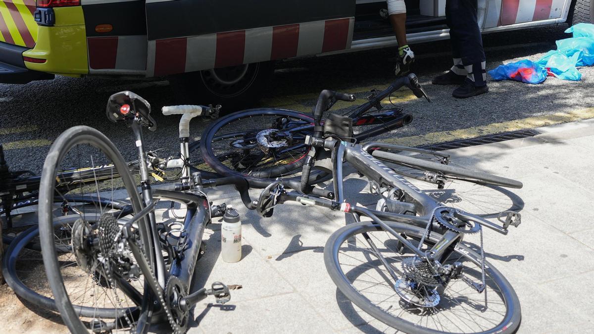 Dos bicicletas en el suelo tras un accidente.