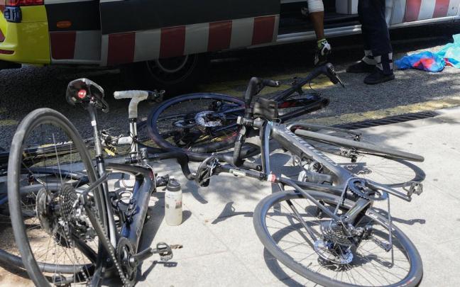 Dos bicicletas en el suelo tras un accidente. Dos bicicletas en el suelo tras un accidente.