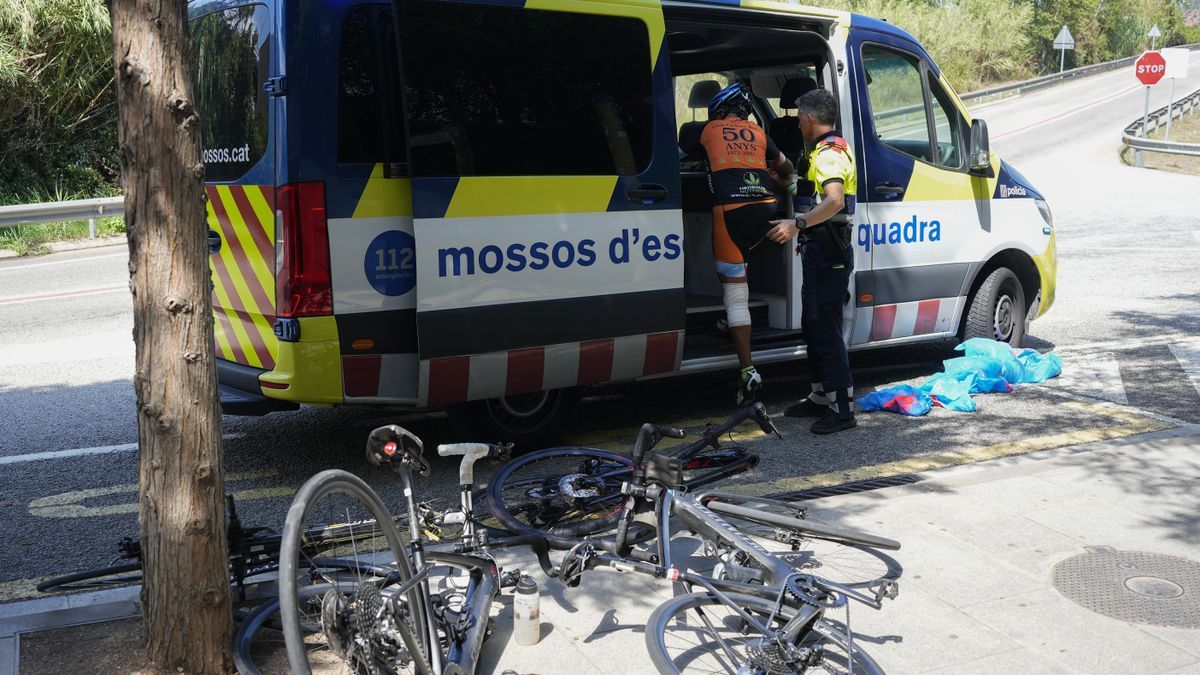 Una ambulancia atiende a uno de los ciclistas heridos en el lugar del accidente.