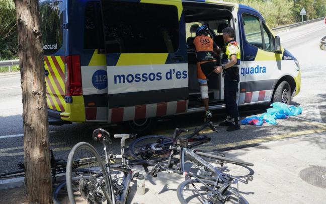 Una ambulancia atiende a uno de los ciclistas heridos en el lugar del accidente.