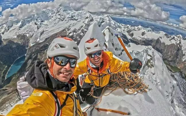 Los hermanos Pou posan en la cima del Cashan durante una expedición en la cordillera andina Los hermanos Pou posan en la cima del Cashan durante una expedición en la cordillera andina