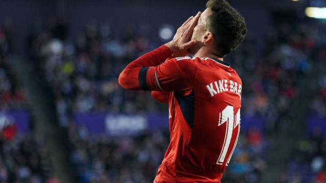 En la imagen, Kike Barja se lamenta.