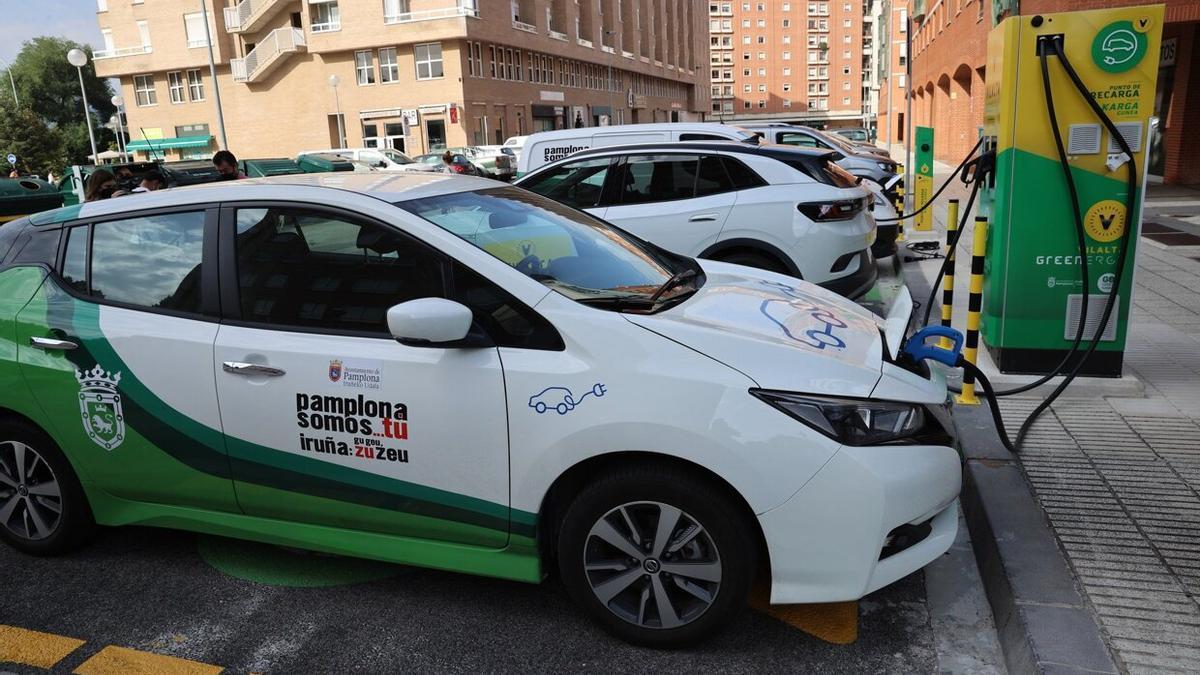 Un coche, en el punto de recarga para vehículos eléctricos gestionado por la empresa concesionaria Vilalta en Mendebaldea.