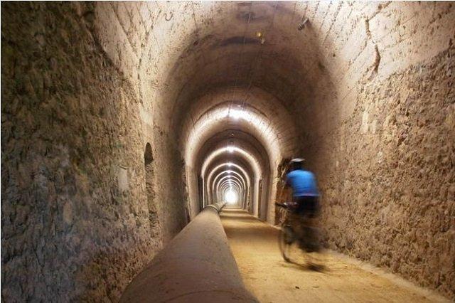 Ciclista pasando por el túnel de Leorza-Cicujano de la Vía Verde del antiguo ferrocarril Vasco-Navarro