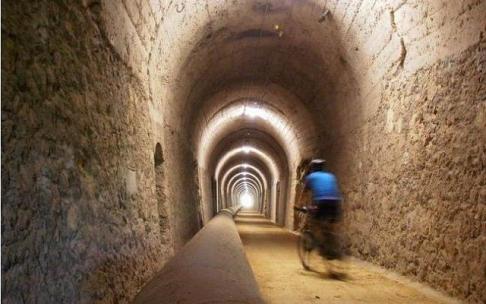 Ciclista pasando por el túnel de Leorza-Cicujano de la Vía Verde del antiguo ferrocarril Vasco-Navarro
