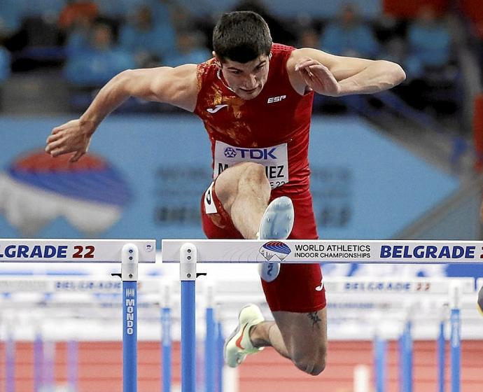 Asier Martínez, en pleno salto de una valla durante una de las tres carreras que disputó ayer. Foto: Efe