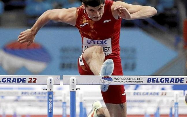 Asier Martínez, en pleno salto de una valla durante una de las tres carreras que disputó ayer. Foto: Efe