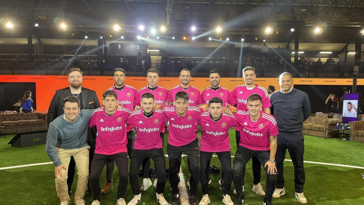 El equipo de Ibai Llanos, con Juvenal Edjogo a la derecha