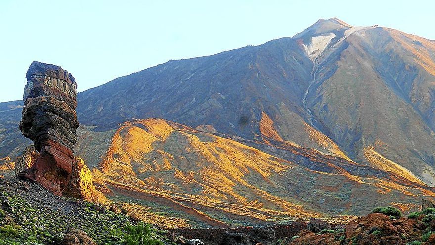 Una vista clásica del Teide, la gran montaña de Tenerife.