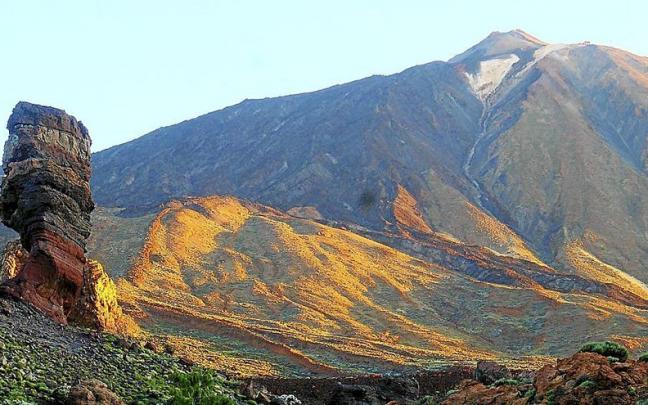 Una vista clásica del Teide, la gran montaña de Tenerife. Una vista clásica del Teide, la gran montaña de Tenerife.