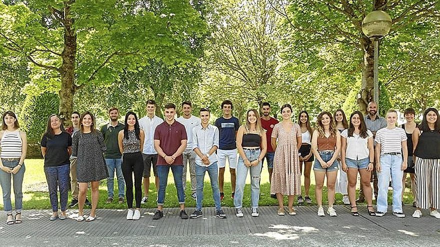 Componentes del equipo iGEM y profesorado, en la UPNA.