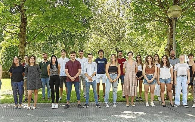 Componentes del equipo iGEM y profesorado, en la UPNA.