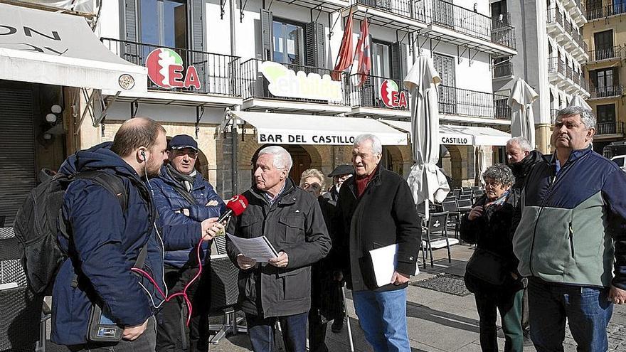 Representantes del sector crítico de EA, ayer junto a la sede del partido en Pamplona.