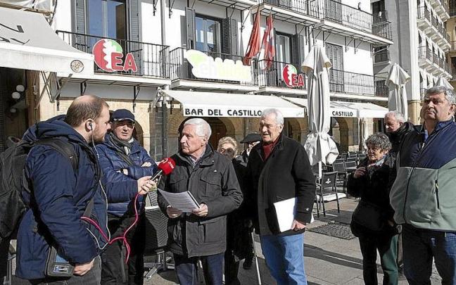 Representantes del sector crítico de EA, ayer junto a la sede del partido en Pamplona. Representantes del sector crítico de EA, ayer junto a la sede del partido en Pamplona.