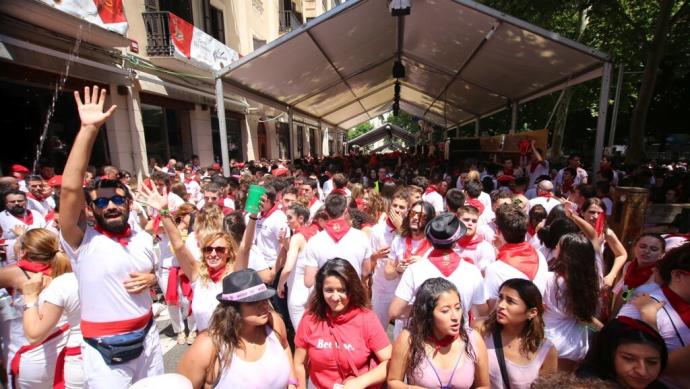 Centares de personas disfrutan en las carpas instaladas por los bares de la cuesta de Labrit en los Sanfermines de 2018.