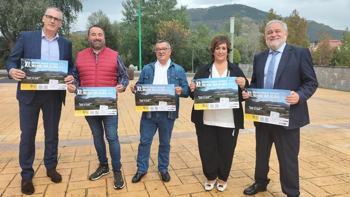 Organizadores y patrocinadores en la presentación.