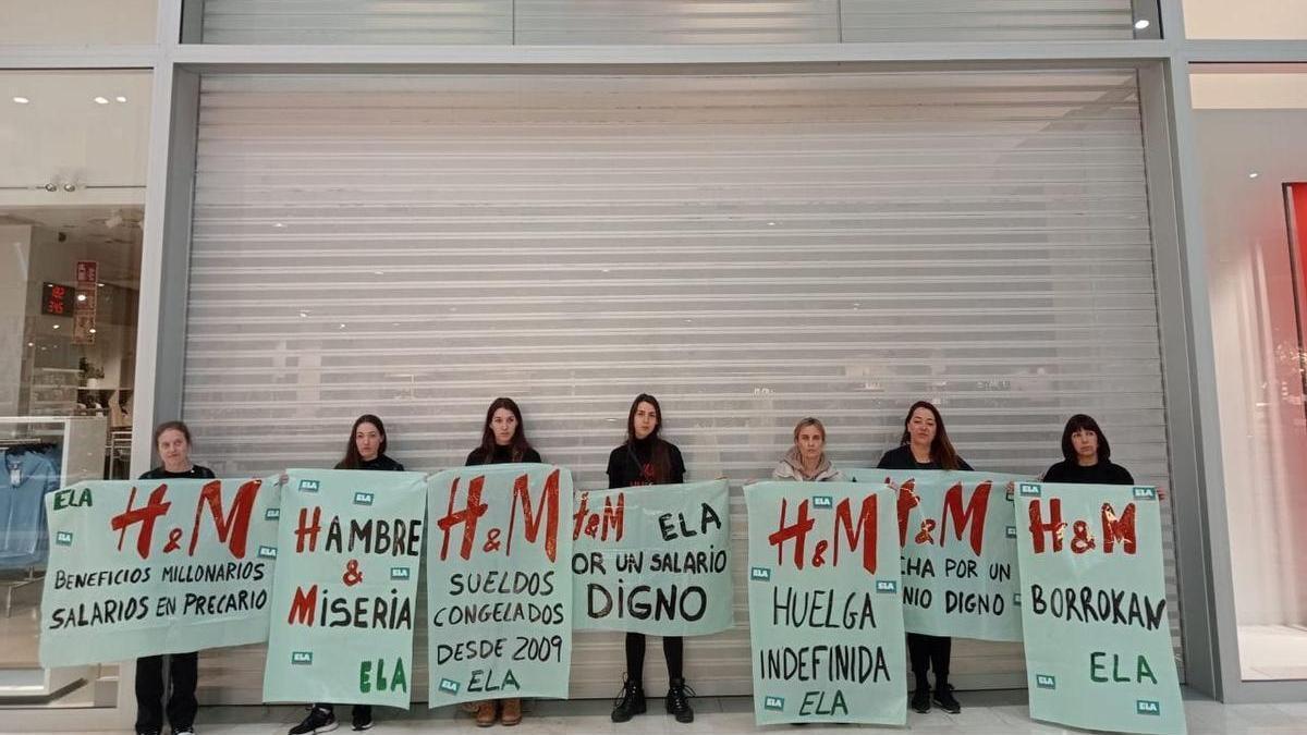 Empleadas protestan en la tienda hace unas semanas.