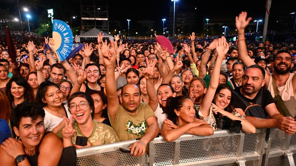El público entregado a la actuación de La Oreja de Van Gogh.