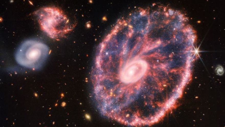 El Telescopio Espacial James Webb ofrece la mejor vista de la galaxia Rueda de Carro.