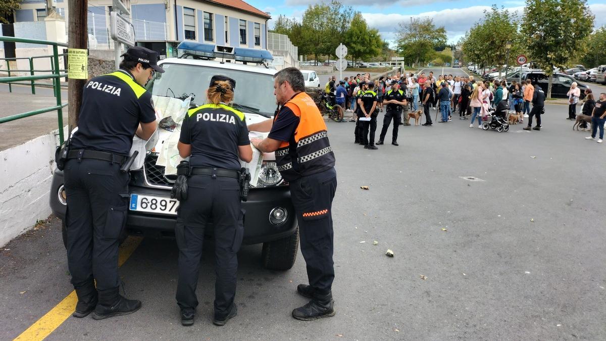 Desde el primer momento, autoridades y vecinos de la zona han colaborado en la búsqueda.