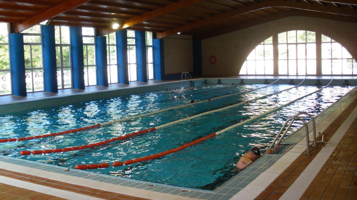 La piscina lleva varios meses cerrada por problemas en la cubierta que afectaban a la seguridad de los nadadores.