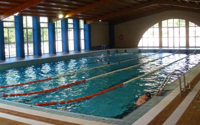 La piscina lleva varios meses cerrada por problemas en la cubierta que afectaban a la seguridad de los nadadores.