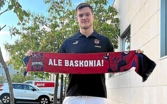 Kotsar posa con la bufanda baskonista a su llegada a Vitoria.