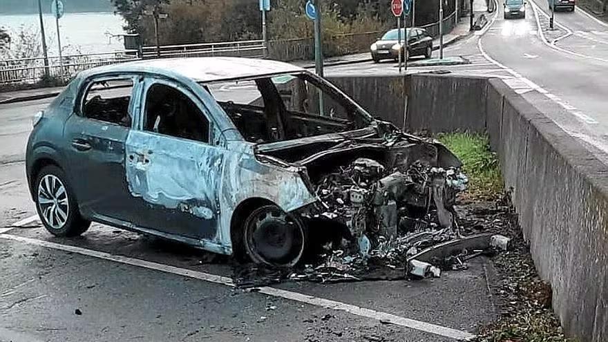 Uno de los coches quemados