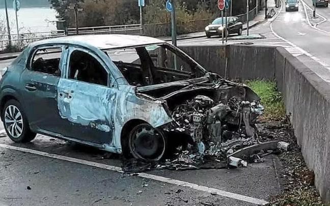 Uno de los coches quemados