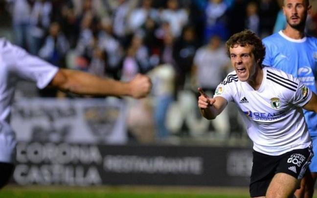 Artola celebra uno de los dos goles que ha conseguido este curso con el Burgos. Artola celebra uno de los dos goles que ha conseguido este curso con el Burgos.