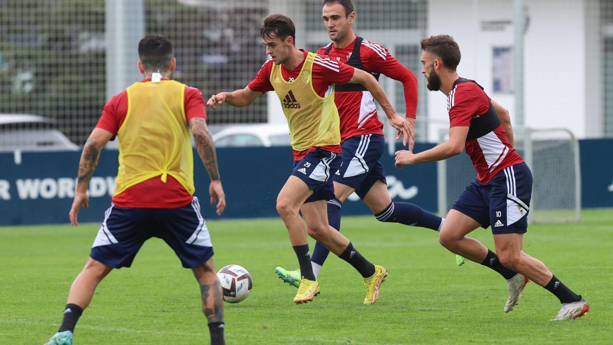 Aimar, rodeado de tres compa&ntilde;eros