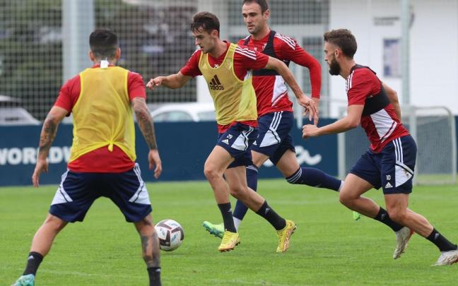 Aimar, rodeado de tres compa&ntilde;eros