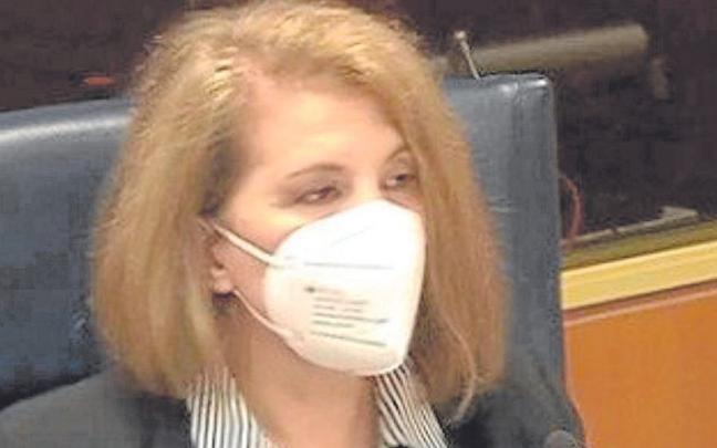 Lerro hauekin agertzen den irudian, Ana Moreno, Haiekin elkarteko presidentea. | ARGAZKIA: UTZITA