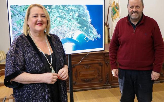 La diputada de Infraestructuras Viarias, Aintzane Oiarbide, y el alcalde de Hondarribia, Txomin Sagarzazu.