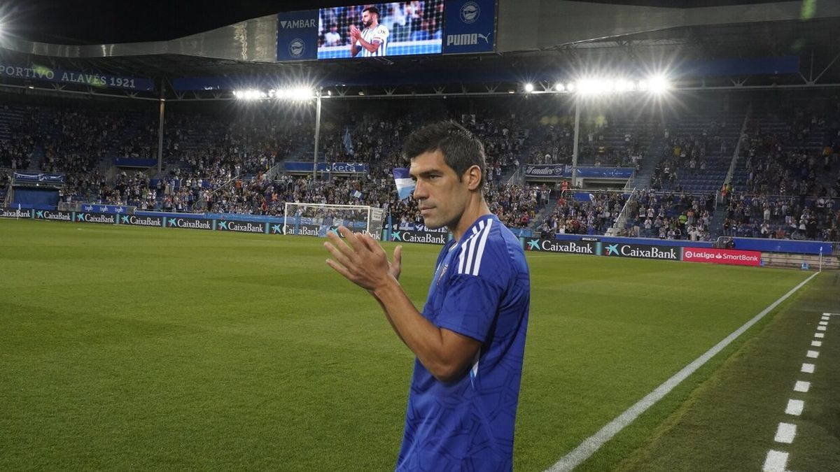 Manu García responde al cariño de la afición de Mendizorroza con un aplauso durante su homenaje