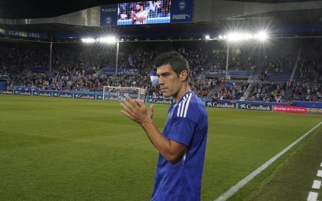 Manu García responde al cariño de la afición de Mendizorroza con un aplauso durante su homenaje