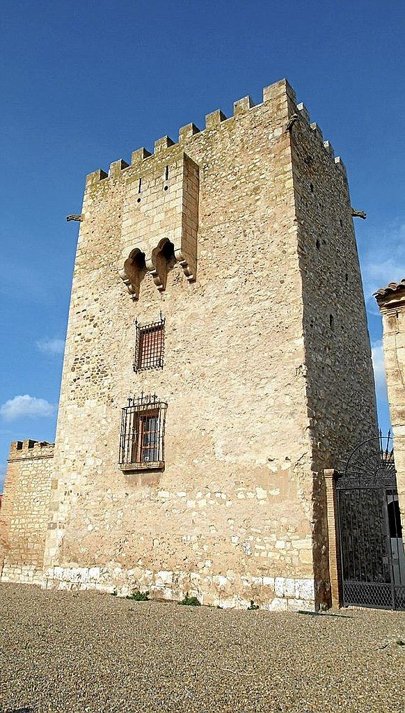 El torreón del castillo de Cortes antes de las obras.