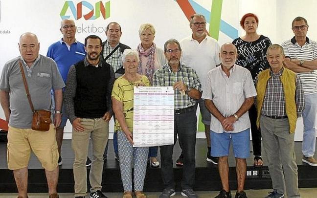 Representantes de los clubes, junto al edil Gracia, ayer. | FOTO: A.M. Representantes de los clubes, junto al edil Gracia, ayer. | FOTO: A.M.