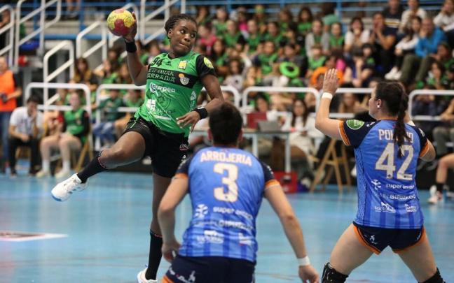 Kassia César, en pleno lanzamiento ante el Bera Bera.