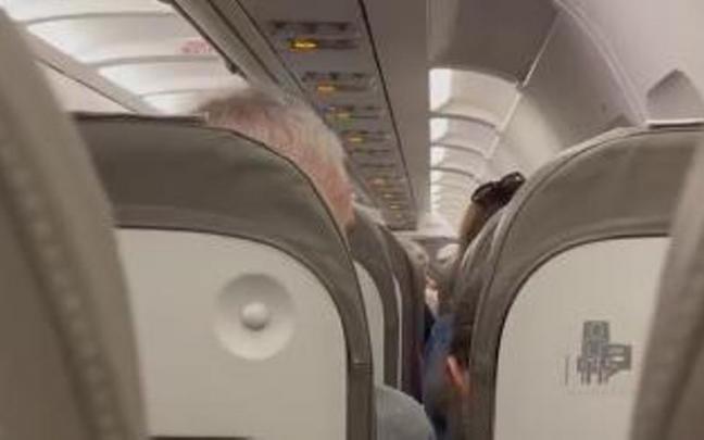 El interior del avión, mientras hablaba el comandante. El interior del avión, mientras hablaba el comandante.