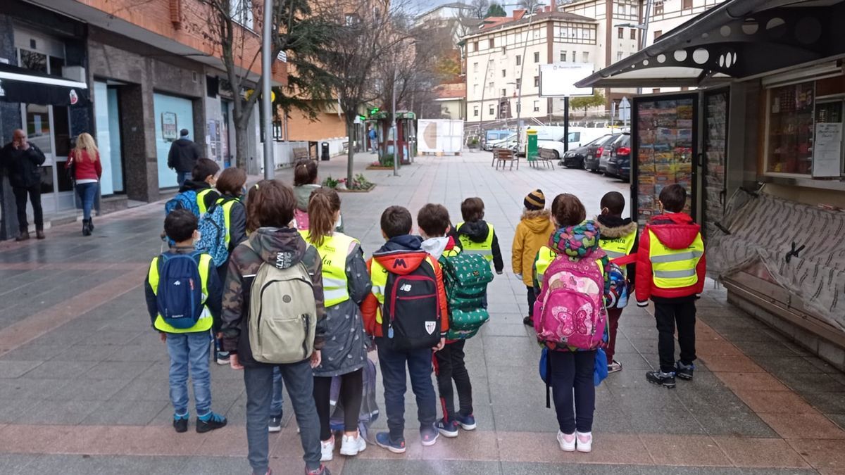 Niños y niñas recorriendo los caminos escolares para llegar a su centro escolar.