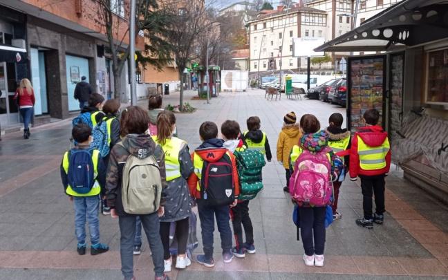 Ni&ntilde;os y ni&ntilde;as recorriendo los caminos escolares para llegar a su centro escolar.