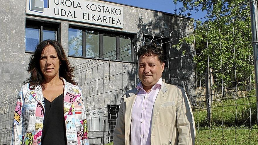 Lourdes Salsamendi y Xabier Txurruka junto a las obras del nuevo garbigune de Zarautz. | FOTO: N.G.