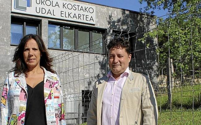 Lourdes Salsamendi y Xabier Txurruka junto a las obras del nuevo garbigune de Zarautz. | FOTO: N.G.