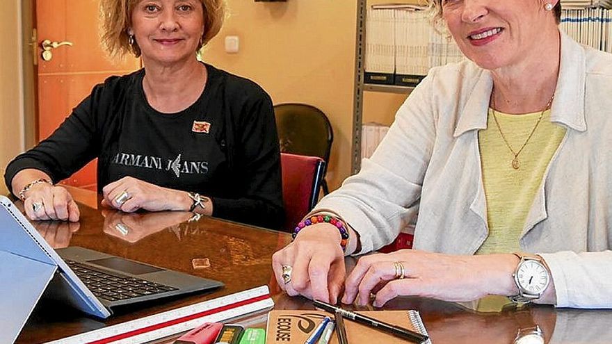 Maite Lonbide e Isa Sanz, concejala y técnica de Educación. | FOTO: A.Z.