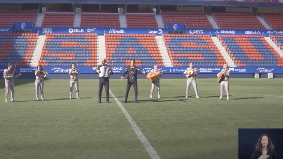 Los Tenampas, en el césped del estadio de El Sadar.