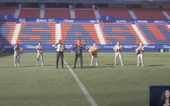 Los Tenampas, en el c&eacute;sped del estadio de El Sadar.