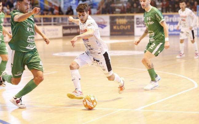 Toni Escribano intenta detener una jugada de ataque del Noia en el encuentro de este sábado.